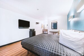 Standard Room, 1 Queen Bed, Non Smoking | Blackout drapes - Blue Way Inn Fairmont (Fairmont)