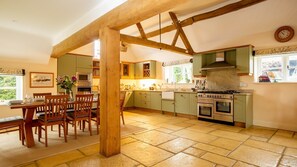 Fridge, microwave, oven, dishwasher - Cotswold converted Barn near Chipping Campden (gloucestershire)