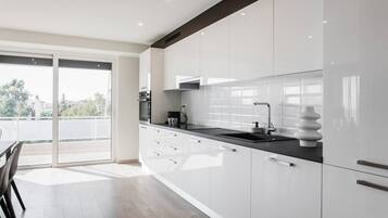 Frigorífico, microondas, horno y placa de cocina