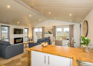 TV - 3 bedroom accommodation in Carnforth (Carnforth)