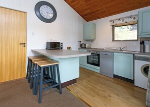 Fridge, oven, stovetop, toaster - Comfortable lodge with one double and one twin. (Lochearnhead, Perthshire)