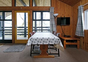 Dining - Comfortable lodge with one double and one twin. (Lochearnhead, Perthshire)