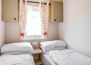 2 bedrooms, free WiFi - Comfortable and modern 10ft-wide caravan. (Woolacombe)