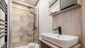 Bathroom - 2 bedroom accommodation in Skirlaugh, Nr Hull (Skirlaugh, Nr Hull)