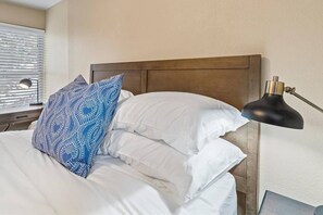 4 habitaciones, escritorio, tabla de planchar con plancha y wifi