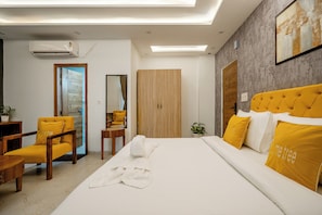 Hypo-allergenic bedding, in-room safe, desk, soundproofing - Lime Tree Hotel and Banquet Greater Noida (Greater Noida)