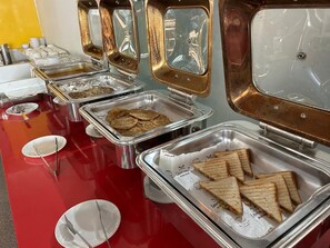 Desayuno buffet (INR 500 por persona)