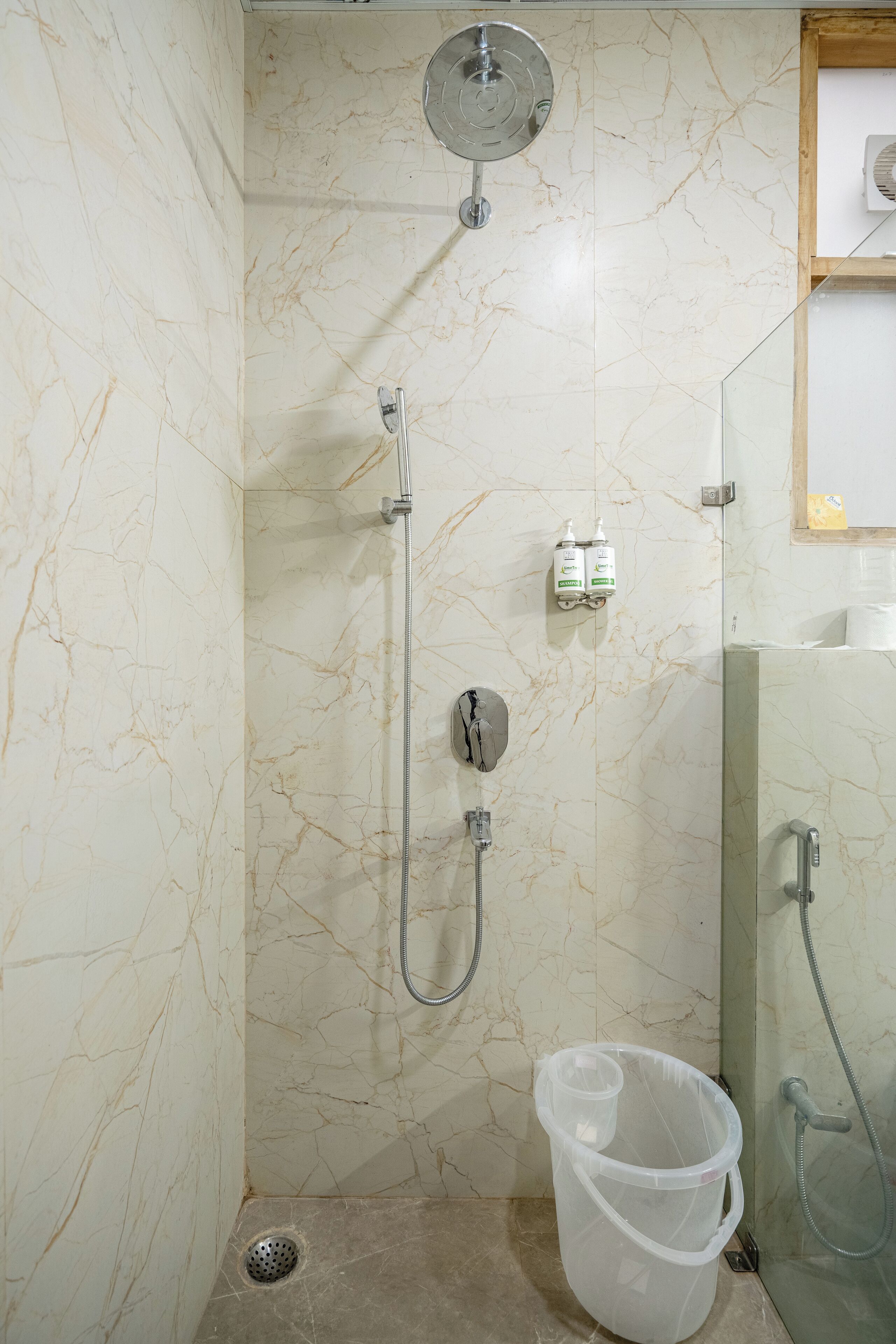 Un baño con ducha, inodoro y bidé.