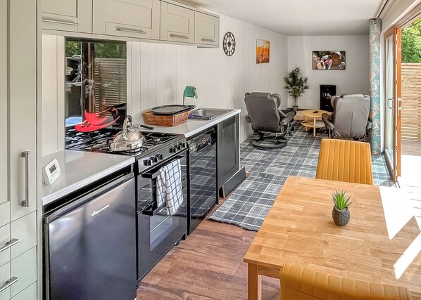 Réfrigérateur, un four, surface de cuisson, grille-pain