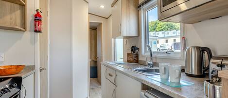 Een koelkast, een oven, een kookplaat, een broodrooster