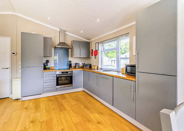 Fridge, oven, stovetop, toaster