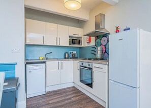 Réfrigérateur, four, plaque de cuisson, grille-pain