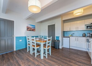 Réfrigérateur, four, plaque de cuisson, grille-pain