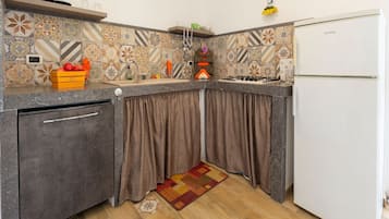 Fridge, stovetop, dishwasher, coffee/tea maker