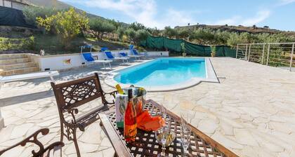 ĂlĂ©gante villa au bord de la piscine Ă Realmonte