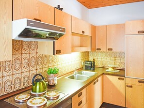 Refrigerador, horno, parrilla de estufa y cafetera y tetera 