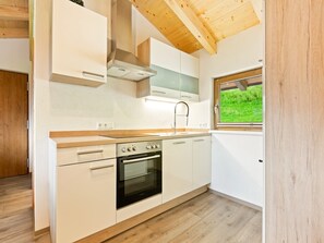 Kjøleskap, mikrobølgeovn, kokeplater og oppvaskmaskin