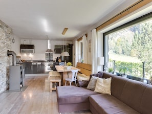TV, fireplace - Leogang Chalet near Ski Lift & Bikepark (Leogang)