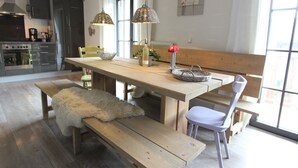 Una cucina moderna con mobili in legno, un tavolo da pranzo e una panca.