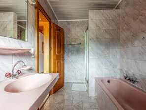 Shower - Apartment in Hainzenberg in a ski area (Hainzenberg)