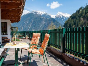 Outdoor dining - Apartment in Mayrhofen near Penkenbahn Cable Car (Mayrhofen)