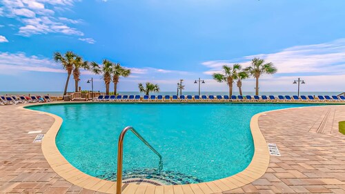 Oceanfront Studio • Pet Friendly • Balcony + Pools