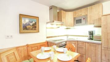 Mikrowelle, Ofen, Herdplatte, Wasserkocher mit Kaffee-/Teezubehör