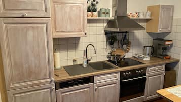 JÀÀkaappi, uuni, liesi, astianpesukone