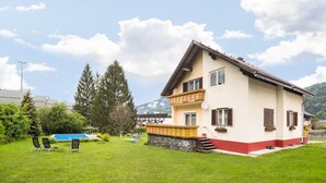 A two-story house with a balcony, a swimming pool, and a well-maintained lawn. - Holiday apartment in Tröpolach (Tröpolach)