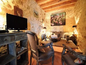 TV, fireplace, stereo