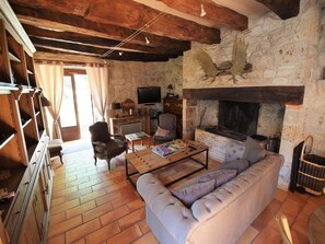 Fernseher, Kamin, Stereoanlage