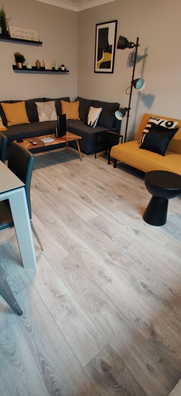 Smart TV, video games, books - Anchors Rest (Ayr)