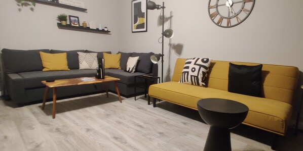 Smart TV, video games, books - Anchors Rest (Ayr)