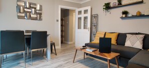 Smart TV, video games, books - Anchors Rest (Ayr)