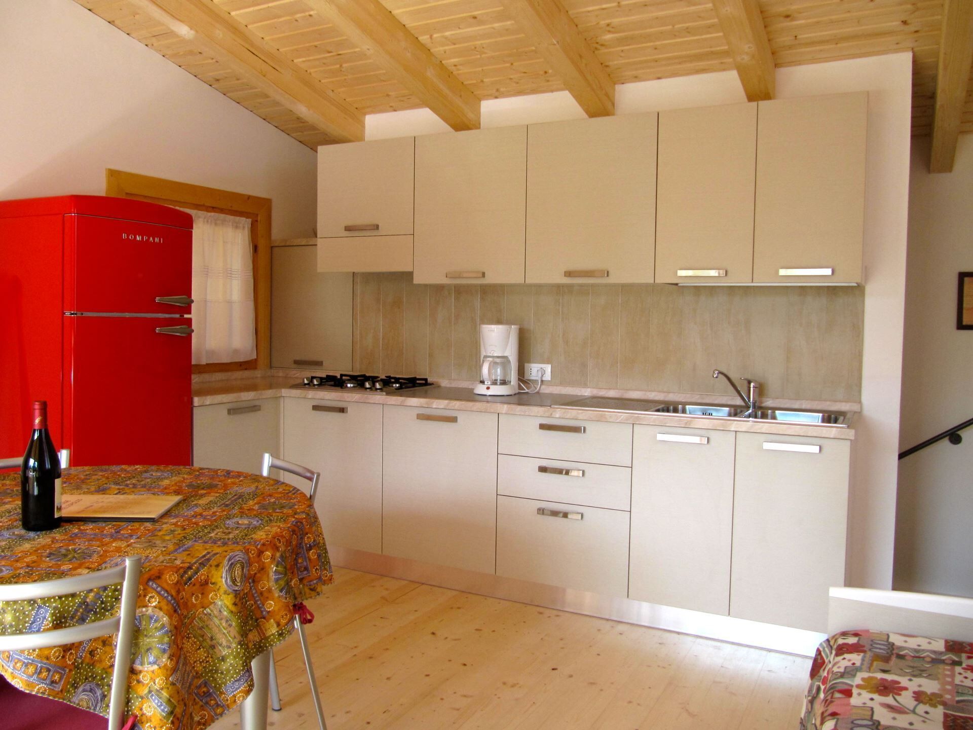 Kühlschrank, Mikrowelle, Herdplatte, Wasserkocher mit Kaffee-/Teezubehör