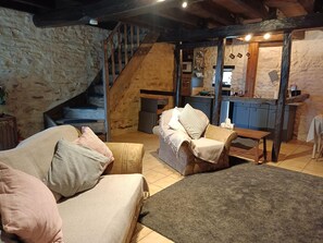 Een televisie, een dvd-speler en een stereo