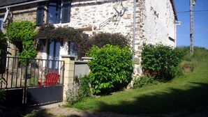 A stone house with a balcony, a small garden, and a metal gate. - Peaceful Getaway in Teilhet (Teilhet)
