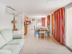TV, fireplace - Holiday home with private pool near Orange (Lagarde-Paréol)