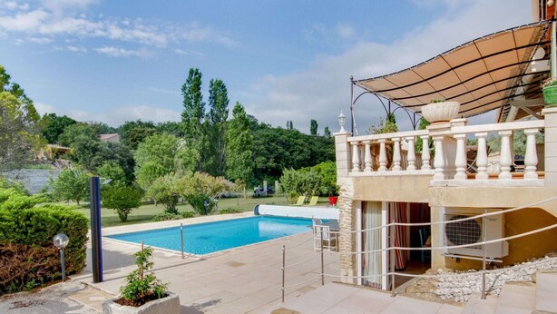 A pool area with a view of a mountainous landscape, a covered balcony, and a stone pathway. - Holiday home with private pool near Orange (Lagarde-Paréol)