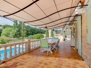 Outdoor dining - Holiday home with private pool near Orange (Lagarde-Paréol)