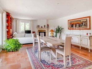 Dining - Holiday home with private pool near Orange (Lagarde-Paréol)