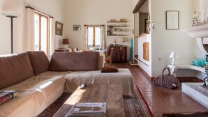 Una sala de estar acogedora con sofá, mesa de centro y chimenea.