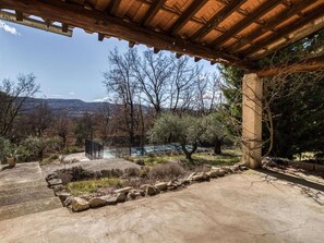 Property grounds - Serena Villa in Saignon with Private Swimming Pool (Saignon)