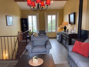 TV, DVD-spiller, bordtennis og stereoanlegg