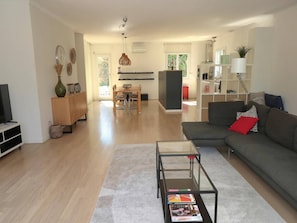 TV, fireplace, stereo