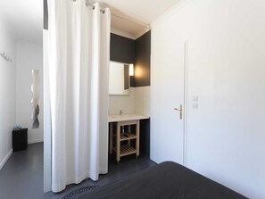4 quartos, ferros/tábuas de passar roupa, Wi-Fi