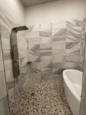 Dusche, Whirlpool, Haartrockner, Handtücher