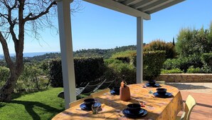 Outdoor dining - Family-Friendly Villa with Pool (Les Issambres/St. Maxime)
