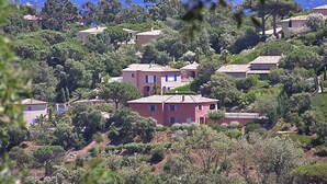 A coastal residential area with houses surrounded by greenery and trees, overlooking the sea. - Family-Friendly Villa with Pool (Les Issambres/St. Maxime)
