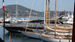 A marina with multiple yachts docked, a mountainous backdrop, and a clear sky. - Family-Friendly Villa with Pool (Les Issambres/St. Maxime)
